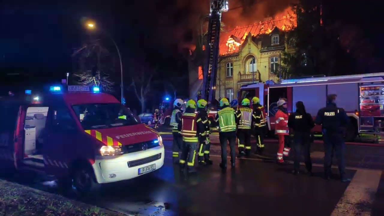 Meterhohe Flammen in den frühen Morgenstunden - eine Person verletzt - 01.12.2025