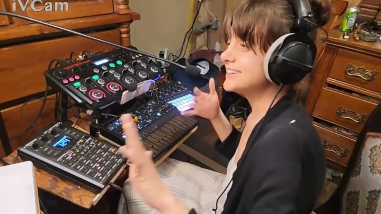 Courtney Odom - Swingy Thingy - Live Looping Electro Swing on The RC 505 and SP404MKii