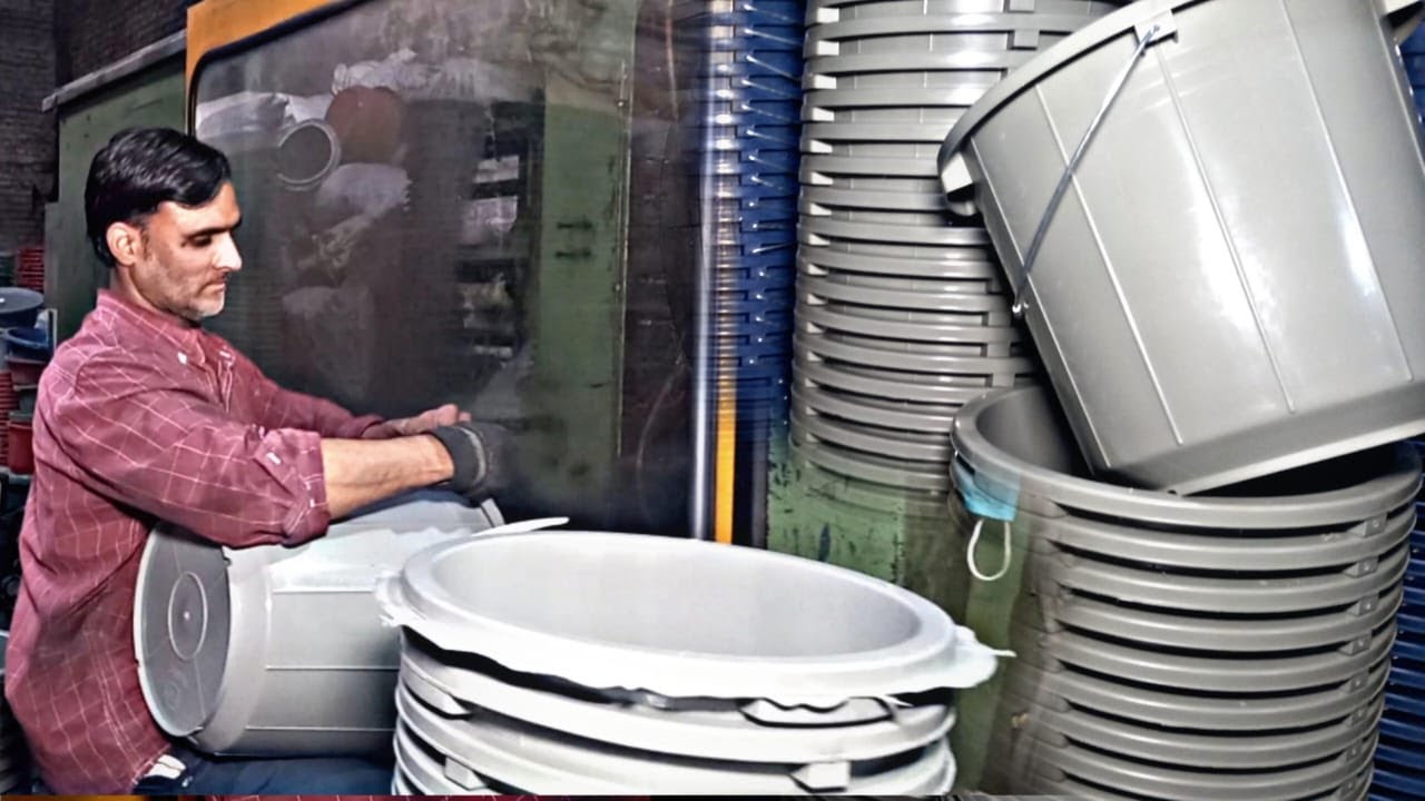 Plastic Bucket Item Manufacturer | Making plastic in a factory | How to make a&nbsp;plastic&nbsp;bucket