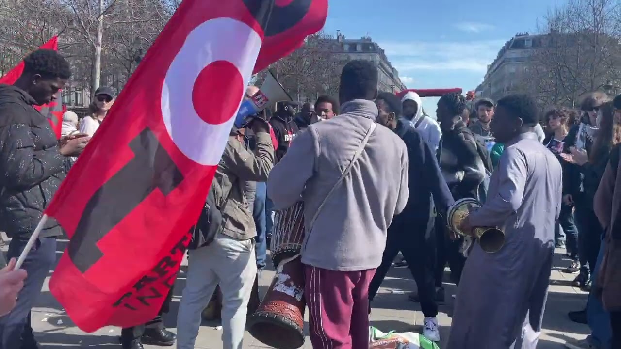 Paris : Manifestation en soutien aux mineurs isolés sans logement