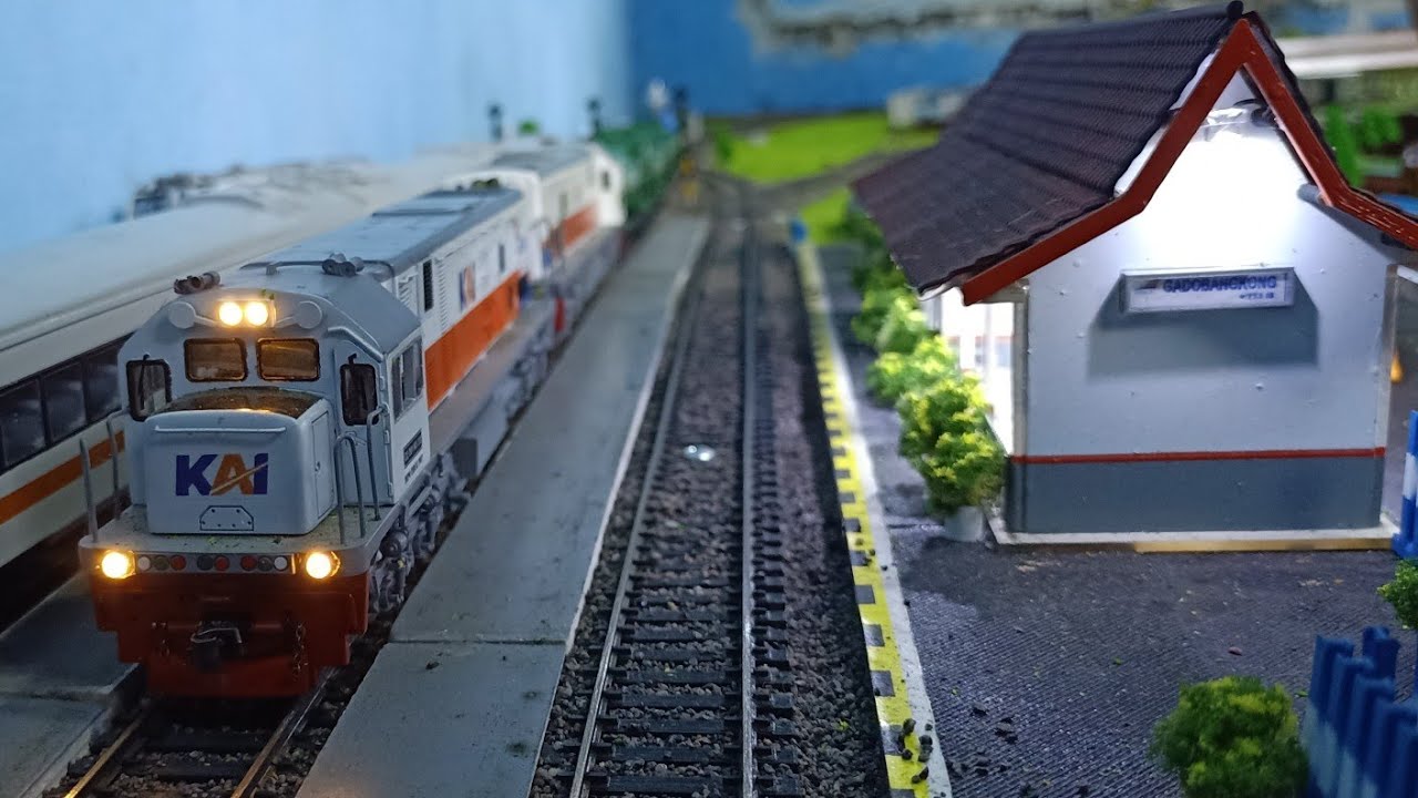 Lokomotif CC201 double traksi meninggalkan gandengannya karena anjlokan | miniatur kereta api sultan