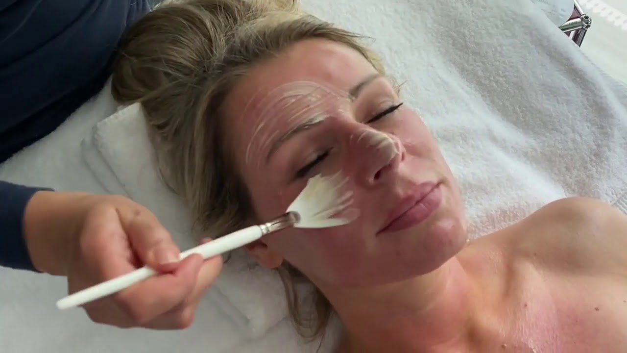 Microdermabrasion by Plastethics, ein mechanisches Diamant Peeling für ein frisches Hautbild.