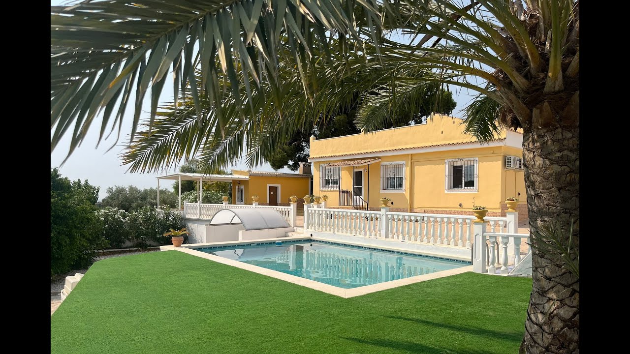 Finca con dos chalets independientes y entorno natural en El Moralet, Alicante, Costa Blanca