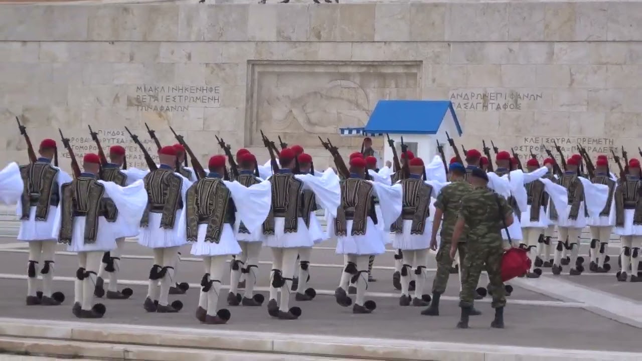 Athènes: relève de la garde des 