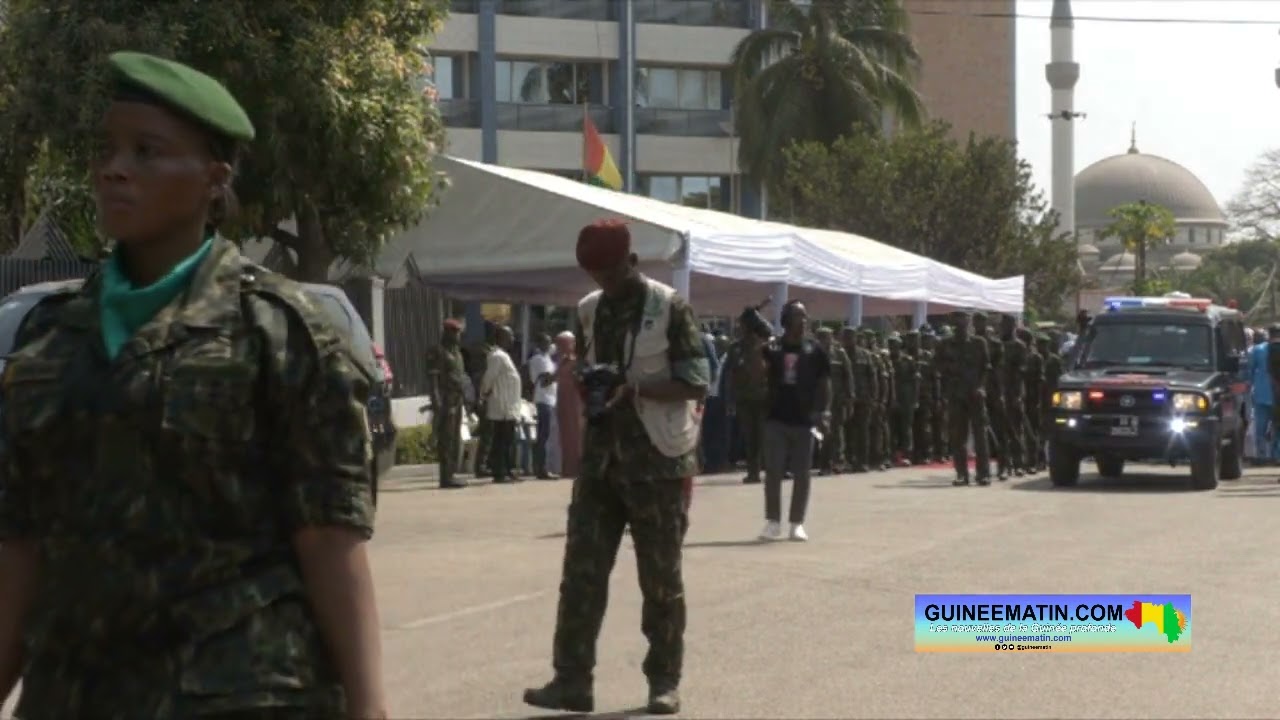 Funérailles du Général Diarra Camara : suivez l'arrivée du corbillard et la fanfare au camp Samory