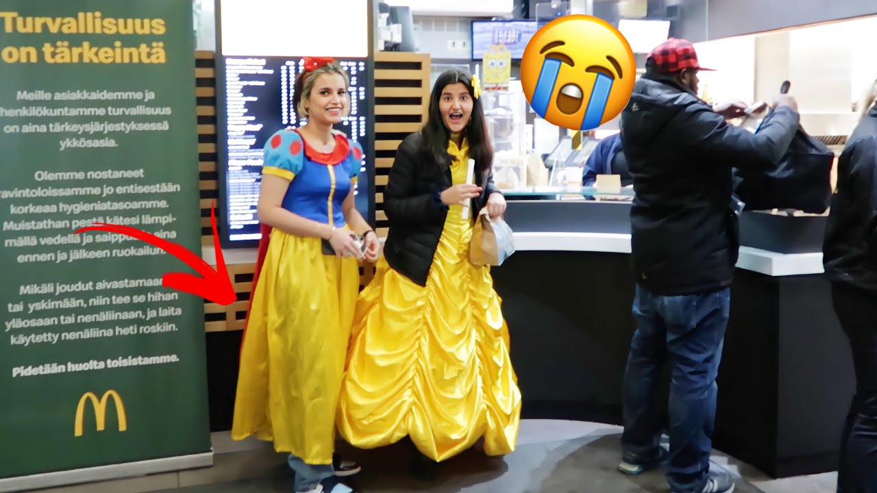 لبسنا فساتين الاميرات قدام الناس وطلبنا اكل | احراج 😱