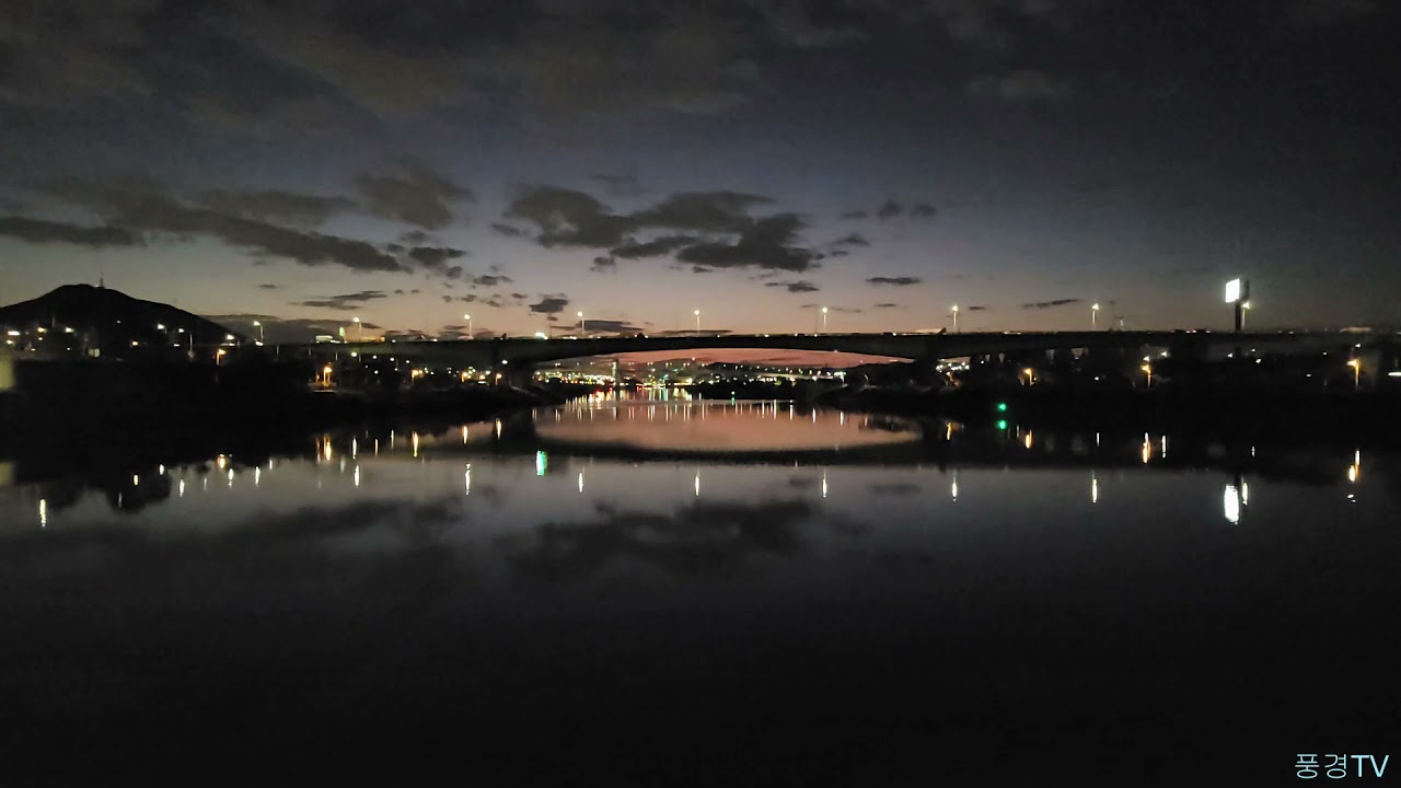 아라뱃길의 저녁노을/The sunset on the Ara Waterway.