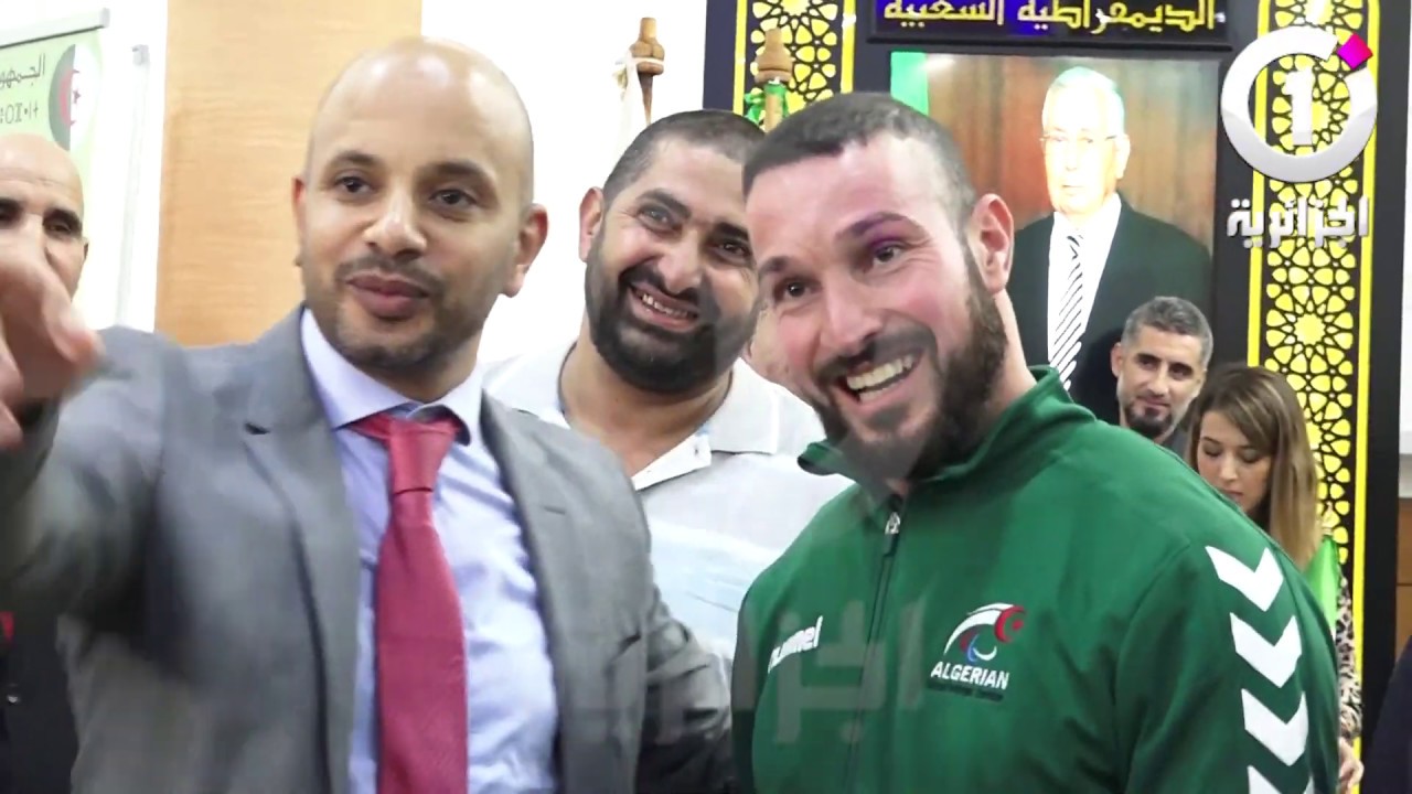 شاهد..فرحة البطل🇩🇿 #وليد_فرحاحة لحظة تسلمه سكن لائق