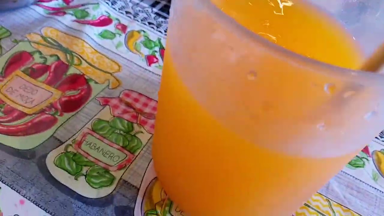 O almoço de hoje uma fritada de sardinha ou macarrão um arroz um feijão e um suco de laranja