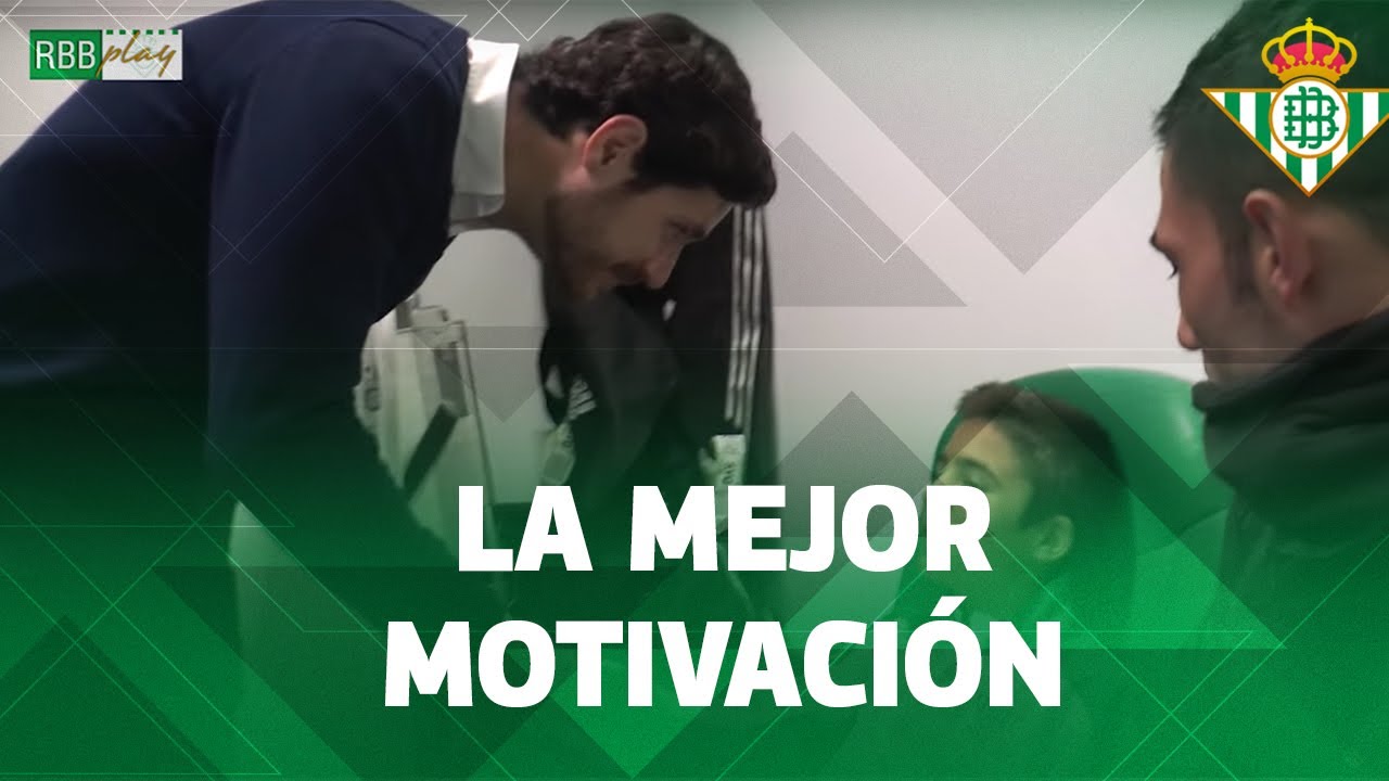 Charla de Juan, capitán del Alevín C, al primer equipo antes del Betis-Celta