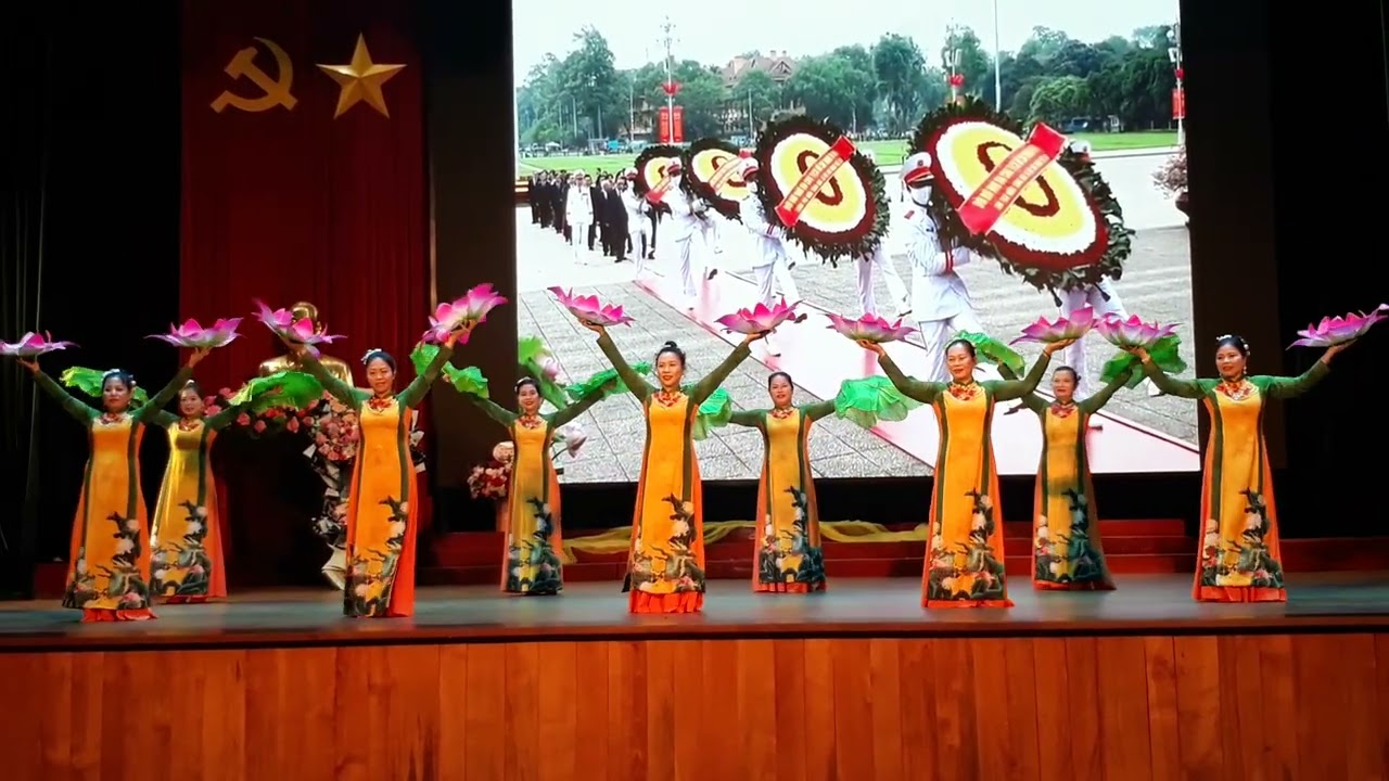 Ban hưu trí nhà máy Z121 - Múa : Chúng con canh giấc ngủ cho người - Chi hội khu 12 thể hiện .