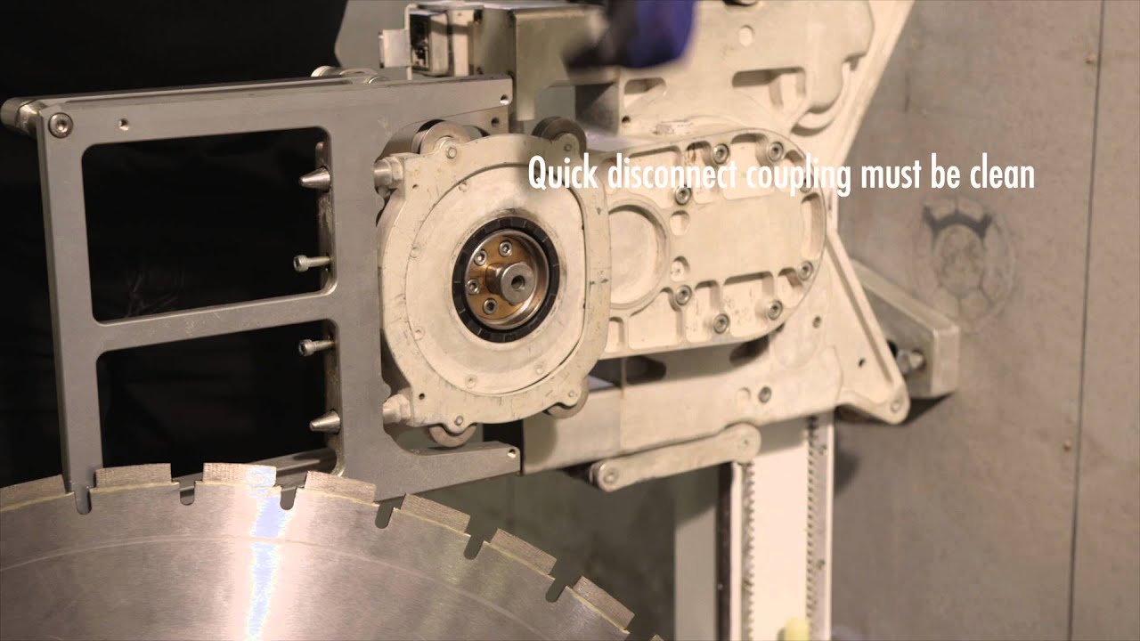 3 Mounting blade on the saw head