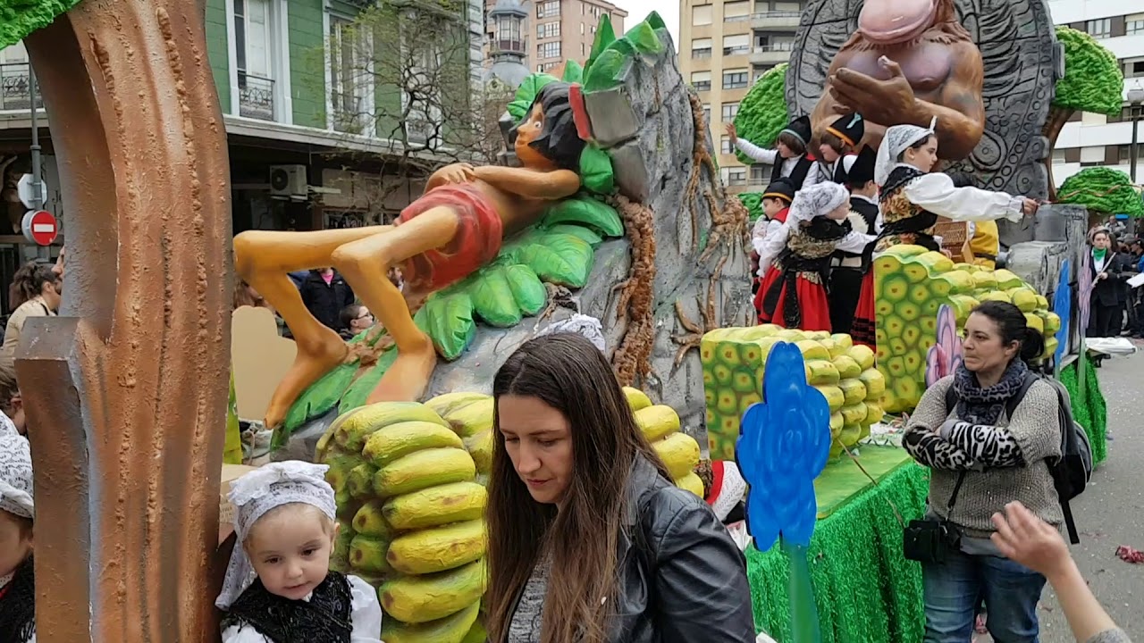 Desfile de carrozas con motivo del día del Bollo de Pascua en Avilés Asturias. (3). 2-3-2018.