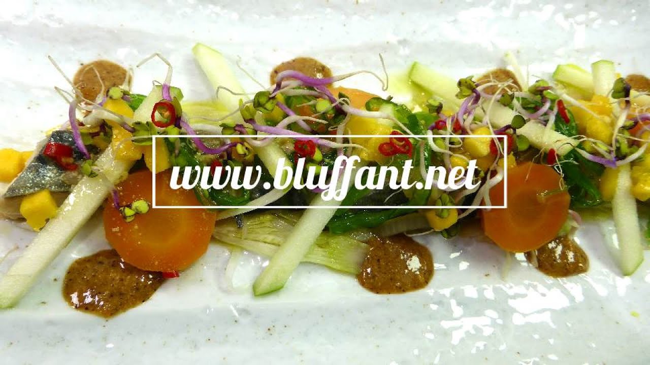 Caballa ahumada y escabechada con toppings frutales y praliné de avellanas