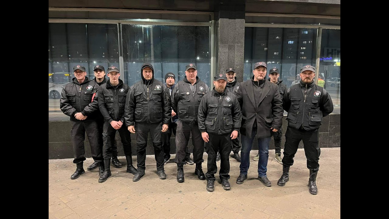 SOKKOLÓ TÖRTÉNETEK - MÖM a szolnoki vasútállomásnál.
