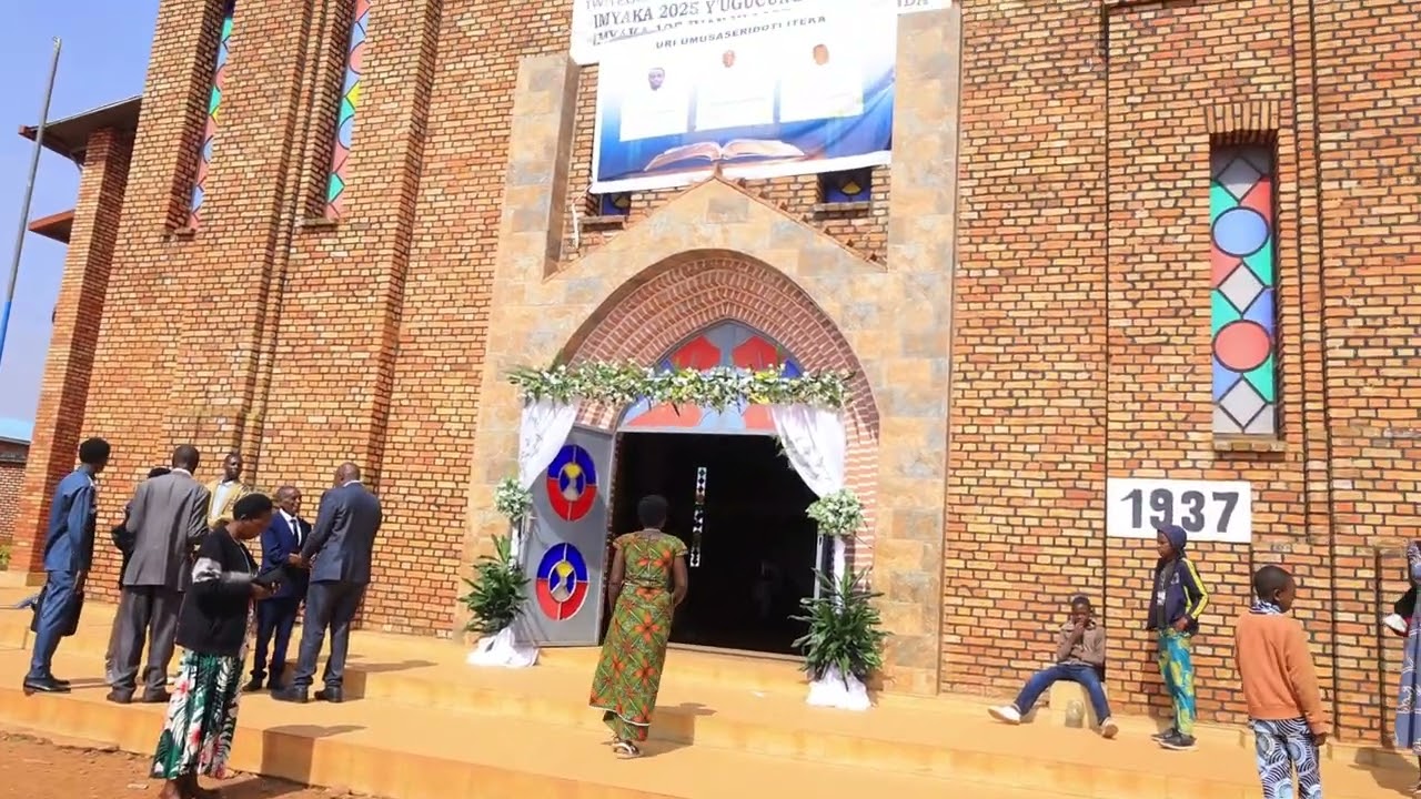 MURI DIYOSEZI YA BYUMBA HAGIYE KUBERA IBIRORI BY'ITANGWA RY'UBUSASERDOTI KU BADIYAKONI BATATU