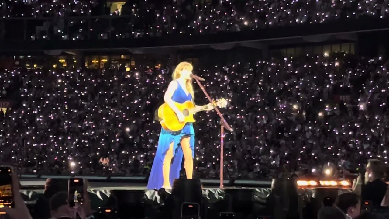 Taylor Swift, Imgonnagetyouback/Dress mashup live from Amsterdam. Not video link.