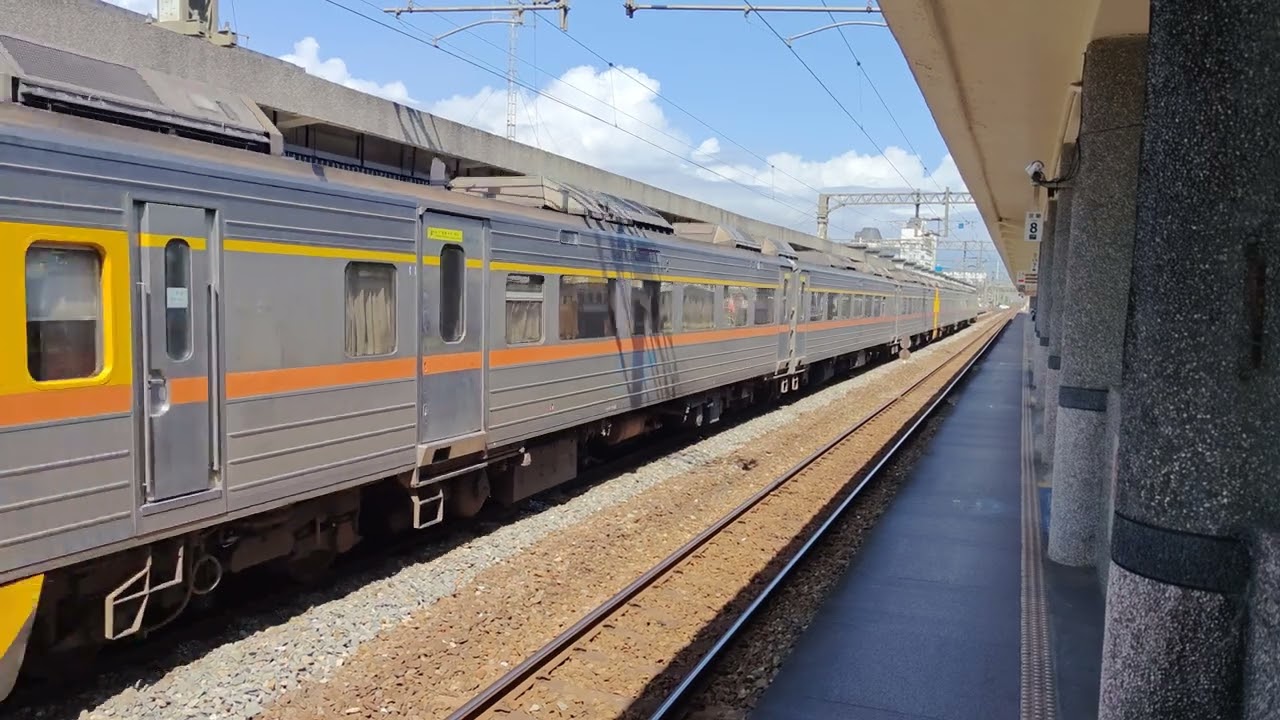 DR3100型擔任開往樹林215次自強號進站