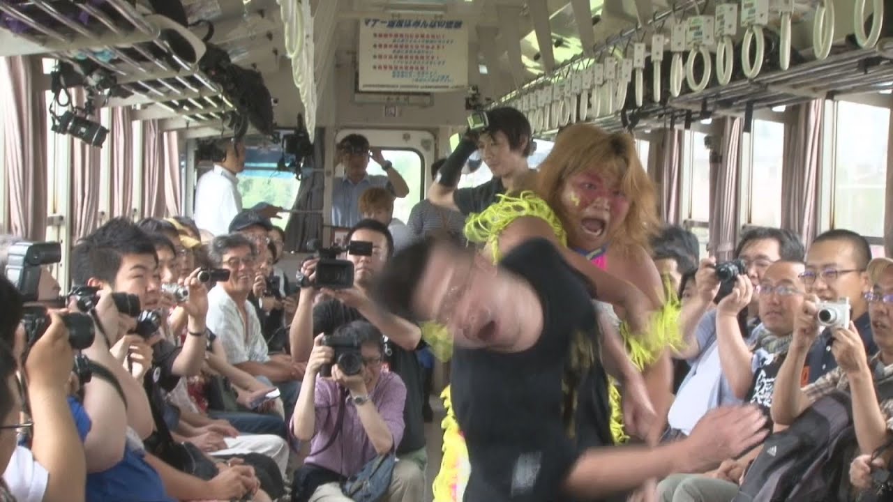 技掛け豪快、列車プロレス 真剣勝負に観客熱狂