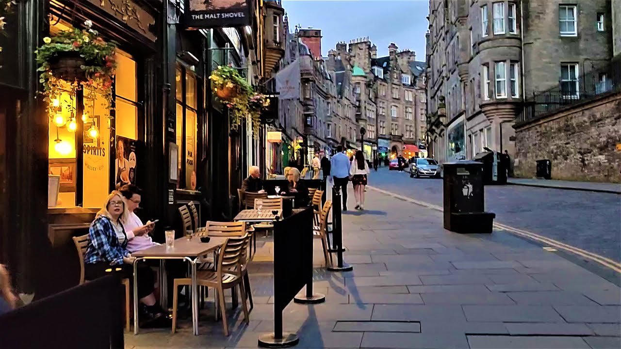 Scotland at Night- Walking through amazing Edinburgh Streets