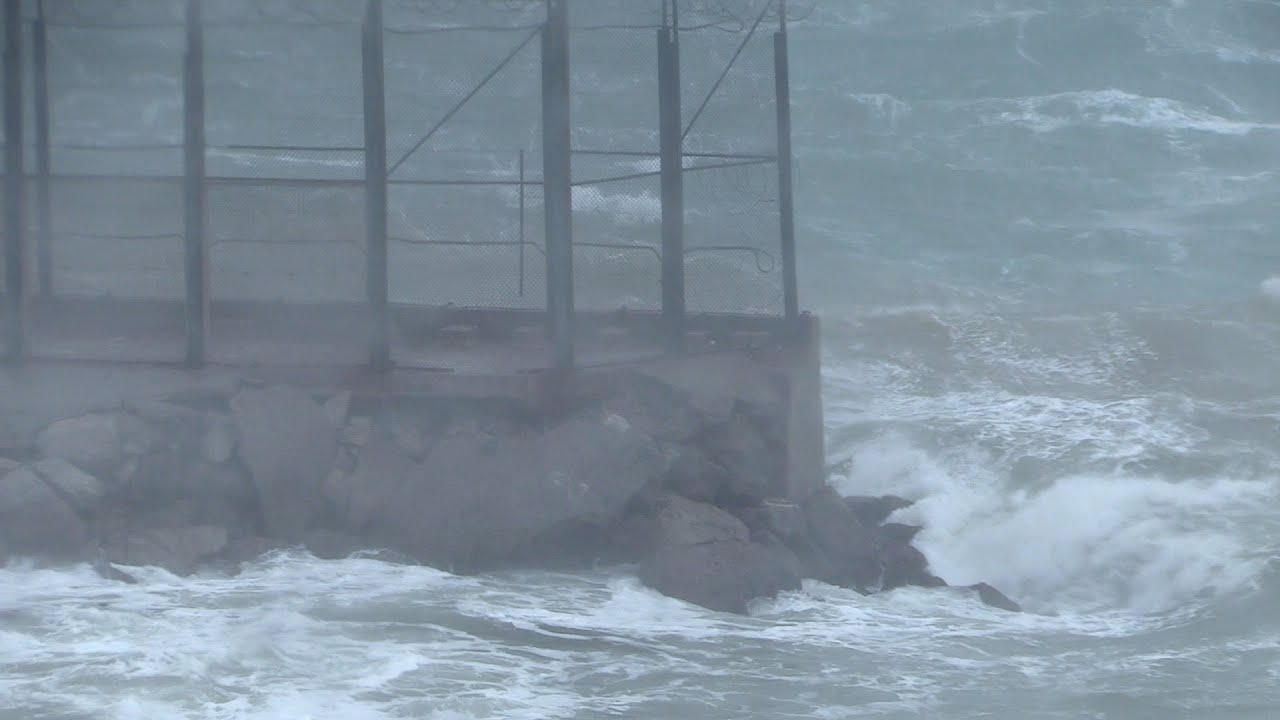 Los espigones fronterizos que abandona Interior y la valla coladero en temporal