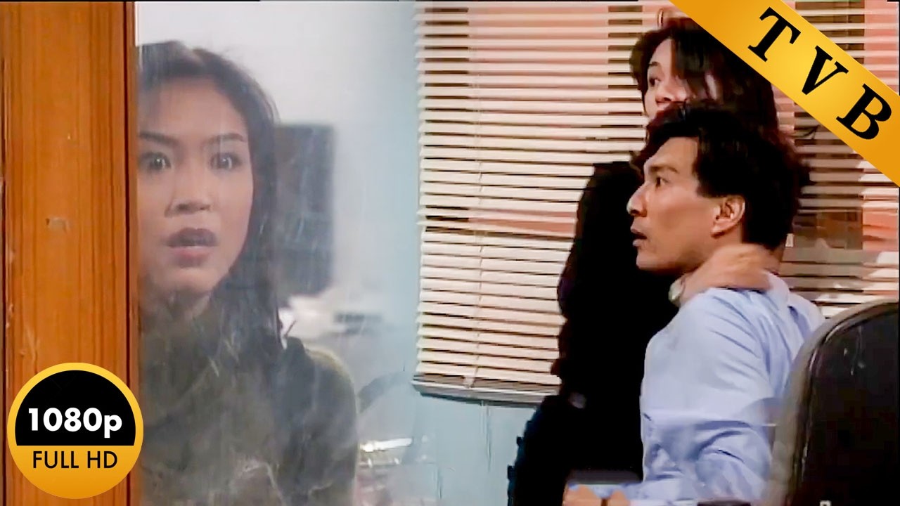 丈夫摟著小三辦公室偷情，不料妻子就站在門外目睹一切，直接手撕狗男女！