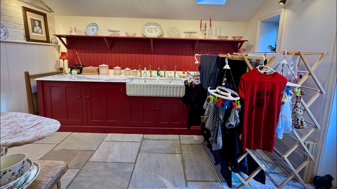 How I Keep On Top Of Laundry In Just 10 Minutes A Day 🧺 | No More Overwhelm #laundryroutine