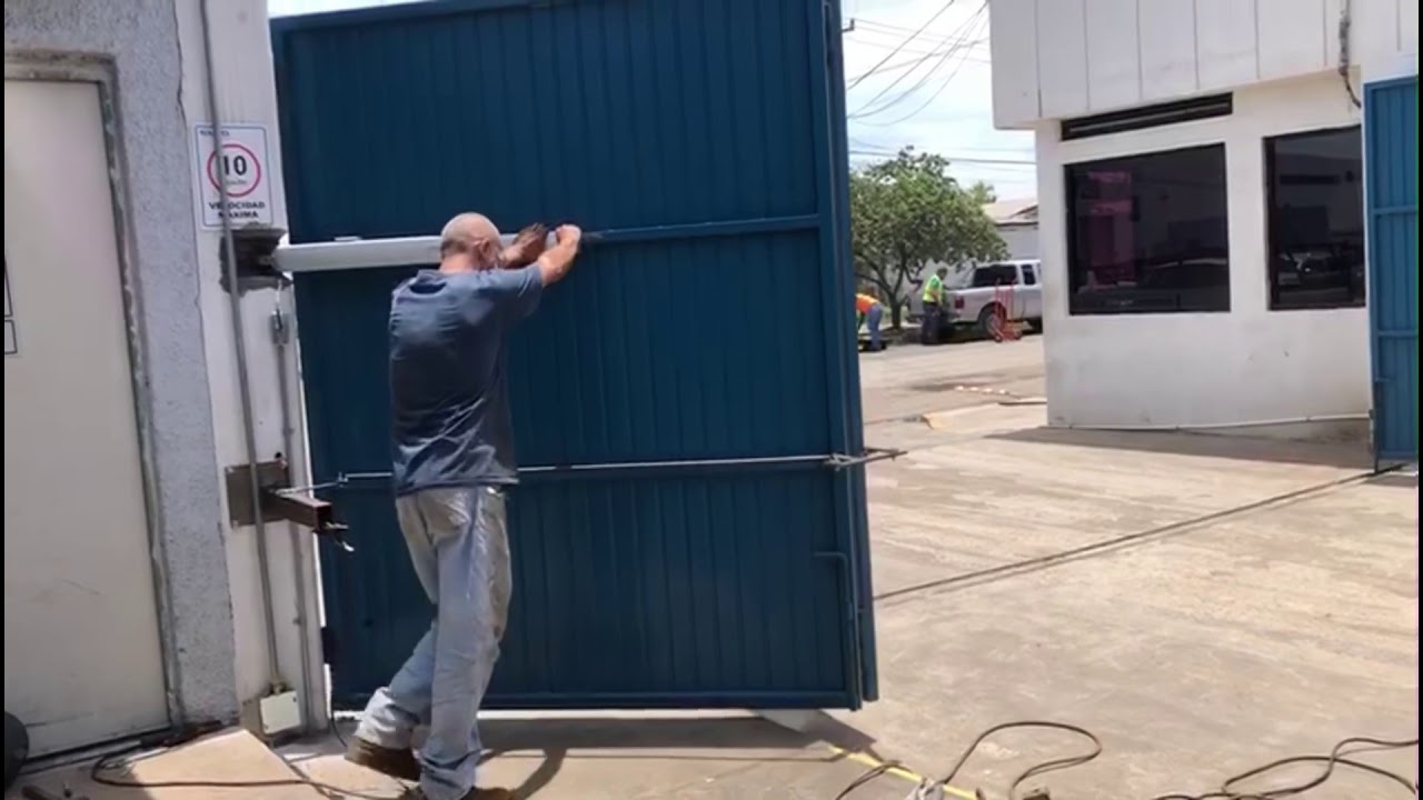 Portón plegadizo con brazo articulado y pistones Erreka Vulcan (Operacion manual)