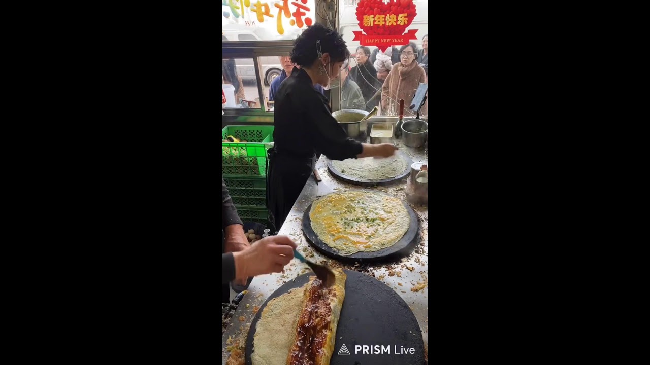 Chinese Woman expert in cooking.