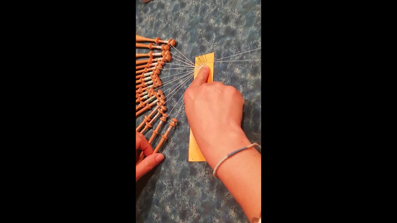 Étapes de réalisation d'un bracelet en dentelle aux fuseaux - Virginie Dedenis, Musées de Villedieu