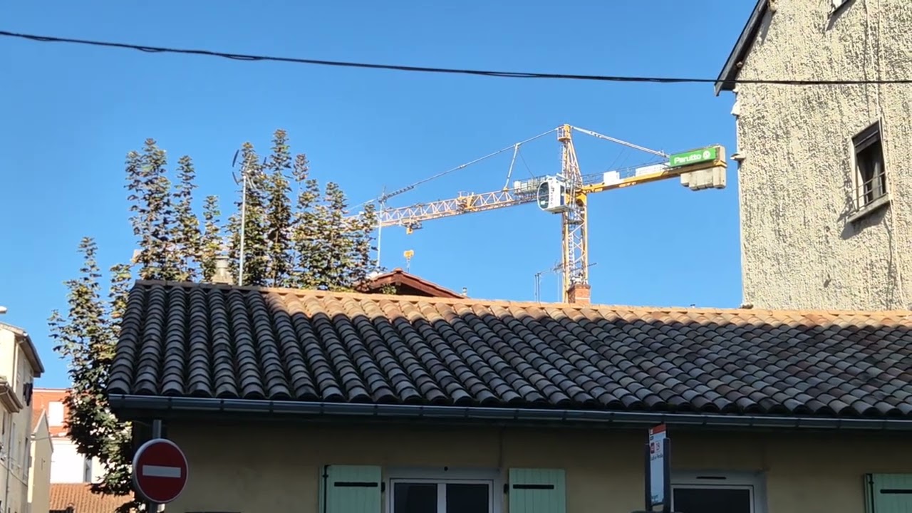 Fin de matinée de travail avec grue Potain MD 125 B