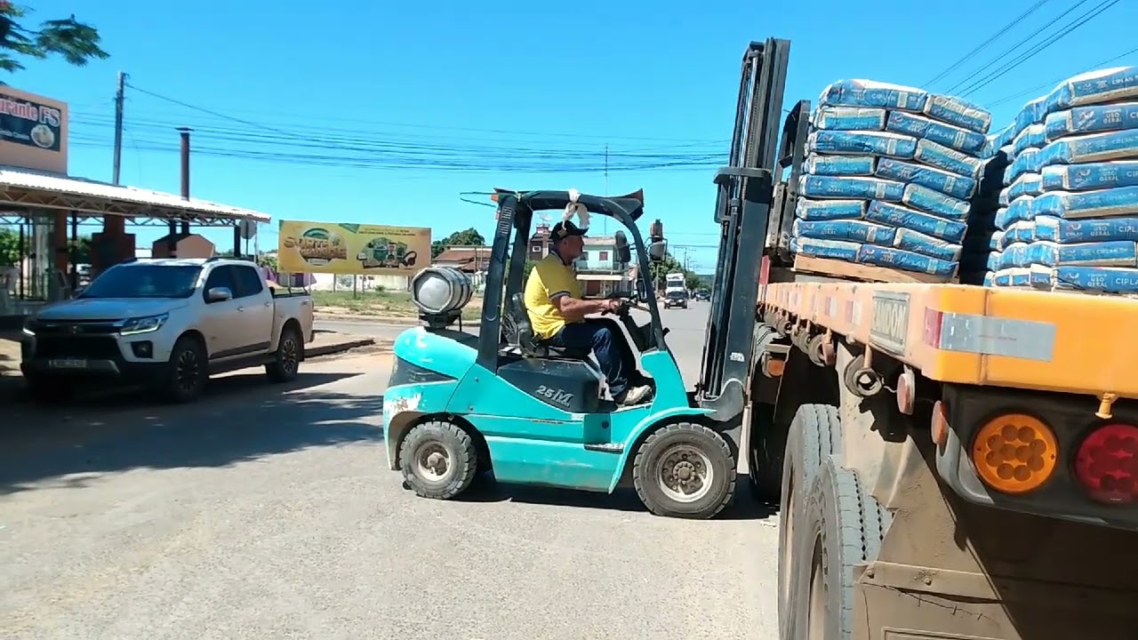Empilhadeira descarregando cimento