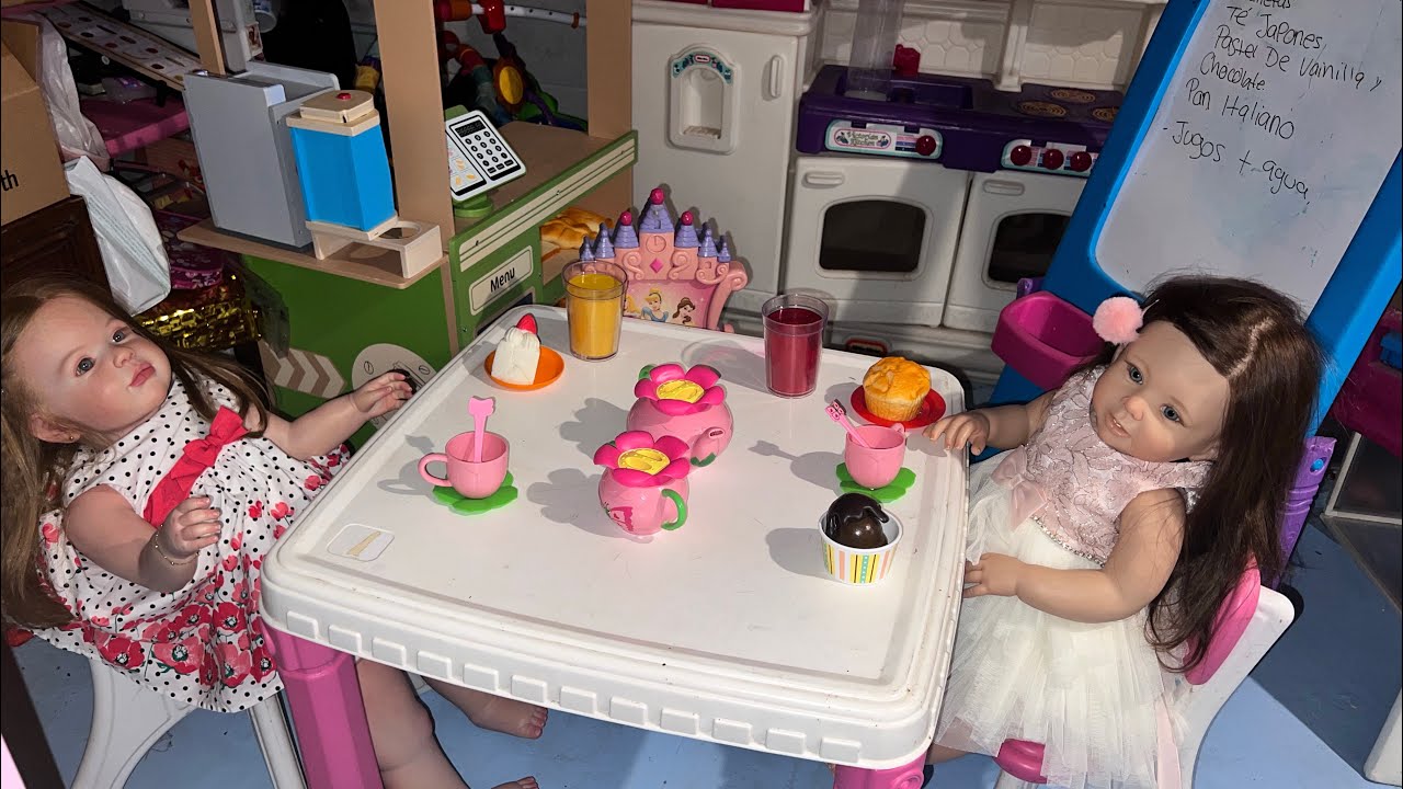 HACEMOS UNA FIESTA DEL TÉ CON DOS  REBORN TODDLERS NASHLY Y JOBRAYSA+HAY GALLETITAS Y JUGAMOS CARTAS