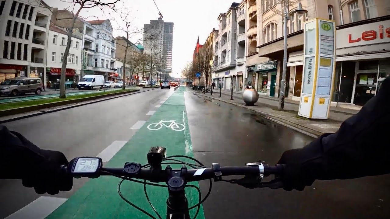 Radstreifen mit Gr&uuml;nbeschichtung in der Steglitzer Schlo&szlig;stra&szlig;e (C&omicron;r&omicron;na L&omicron;ckd&omicron;wn Dezember 2020)