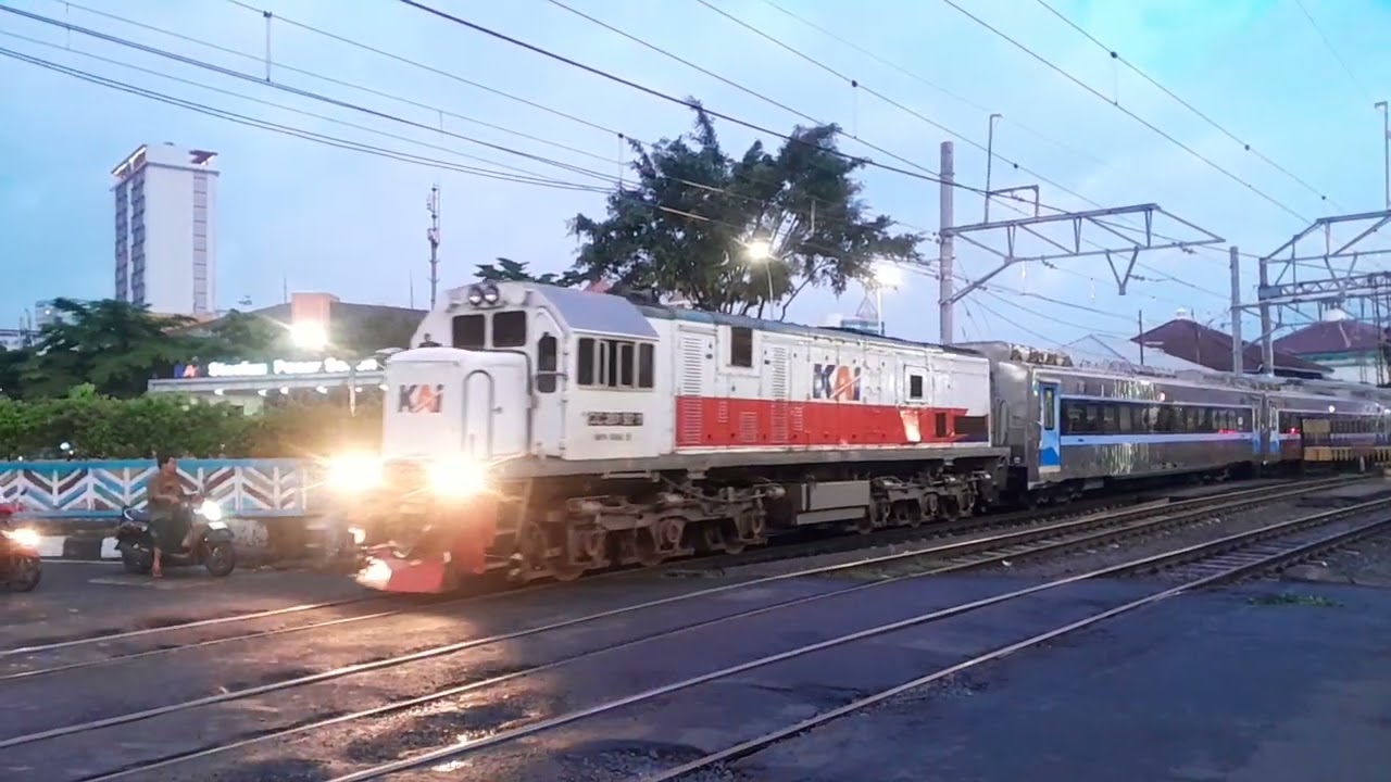 (Rangkaian New Generation) K.A 88 Fajar Utama Solo berangkat dari Stasiun Pasar Senen.