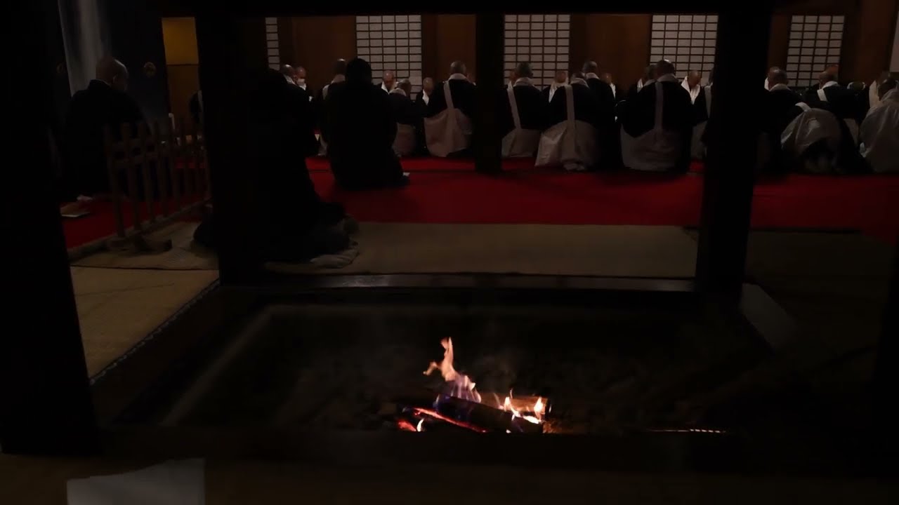 常楽会（釈迦涅槃会）39分と長いが、ここにいながら徹夜される一般の方々もいます。長い続經を聞いて眠りに入る方もいます。Long video 39 minutes Falling asleep