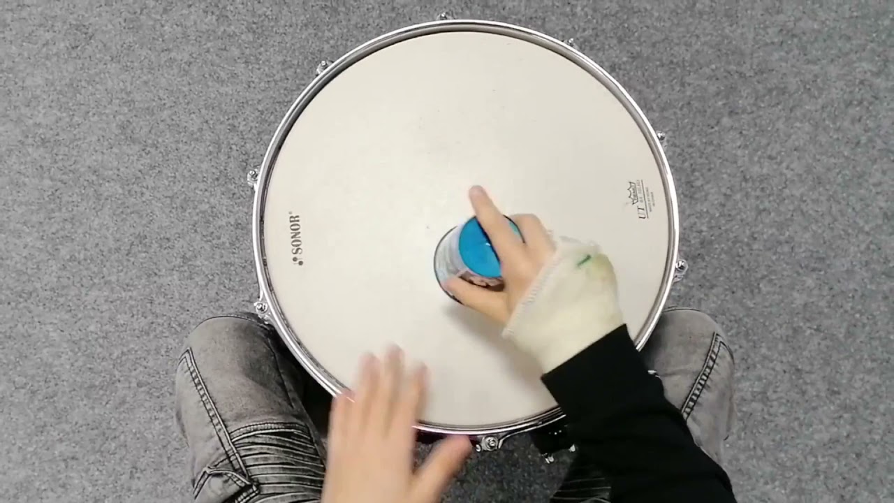 Musikumlehrer Karl Weiss stellt das Schlagwerk vor