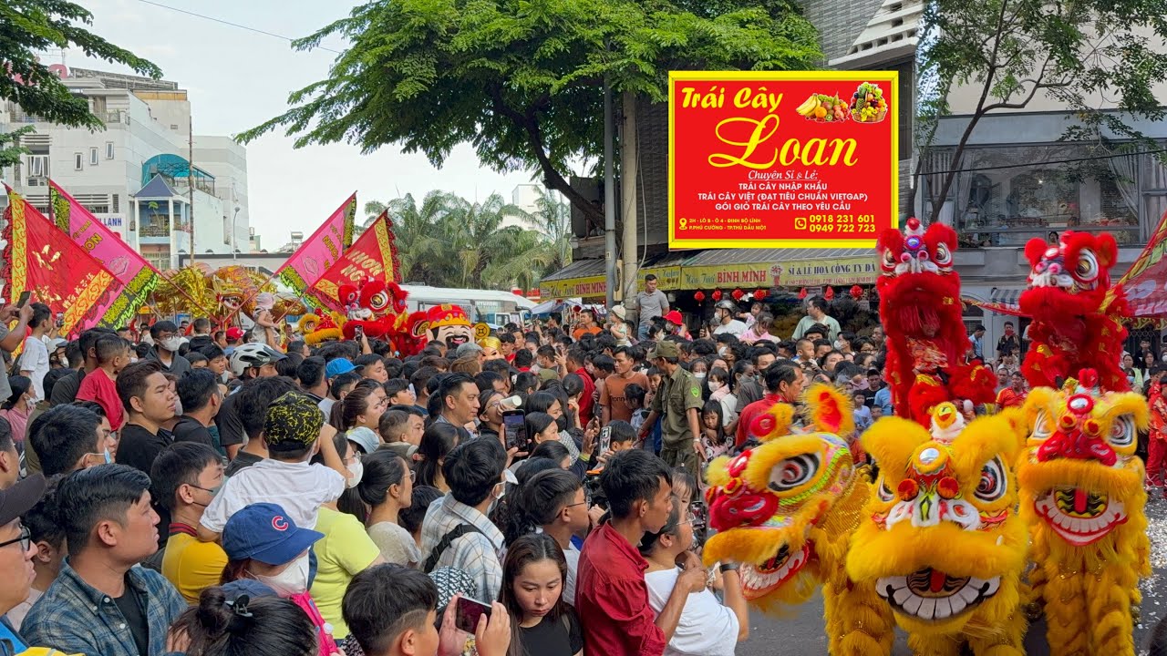 Vỡ Trận Múa Lân Nhơn Nghĩa Đường Ở Trái Cây Loan Bình Dương, Hàng Ngàn Người Vây Kín Cả Con Đường
