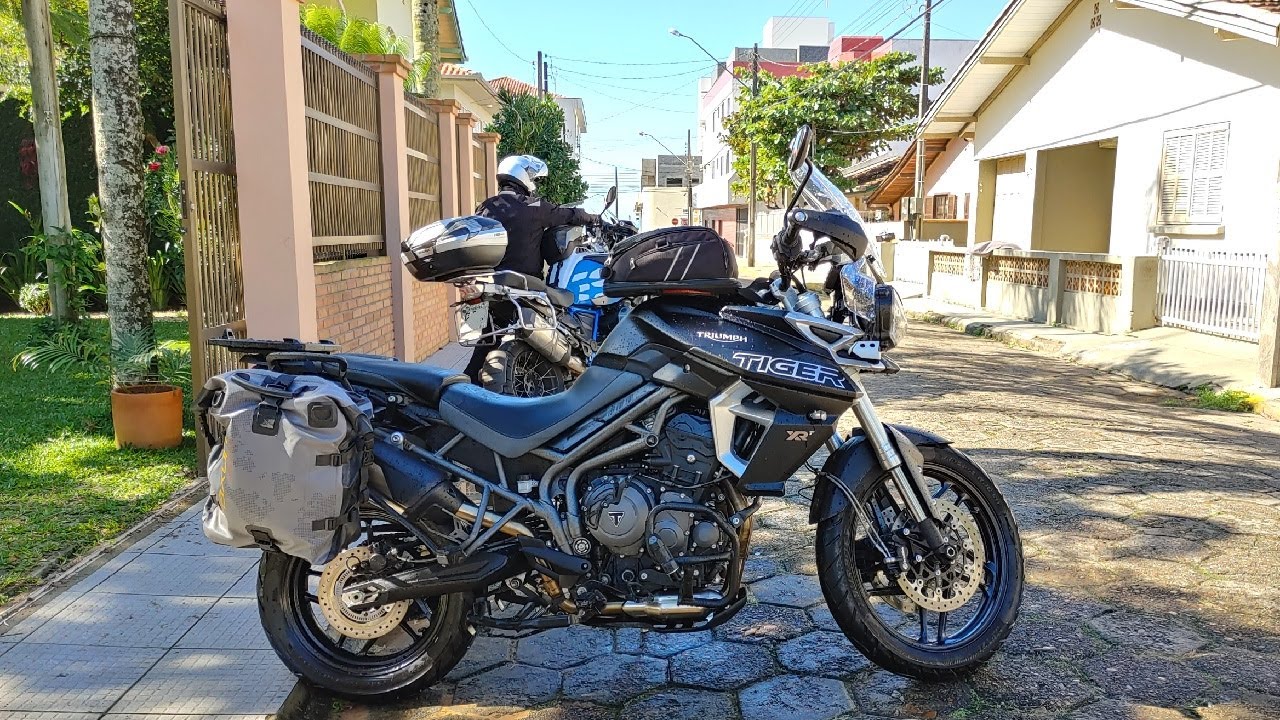 Praticidade dos alforjes laterais para moto da Saxon