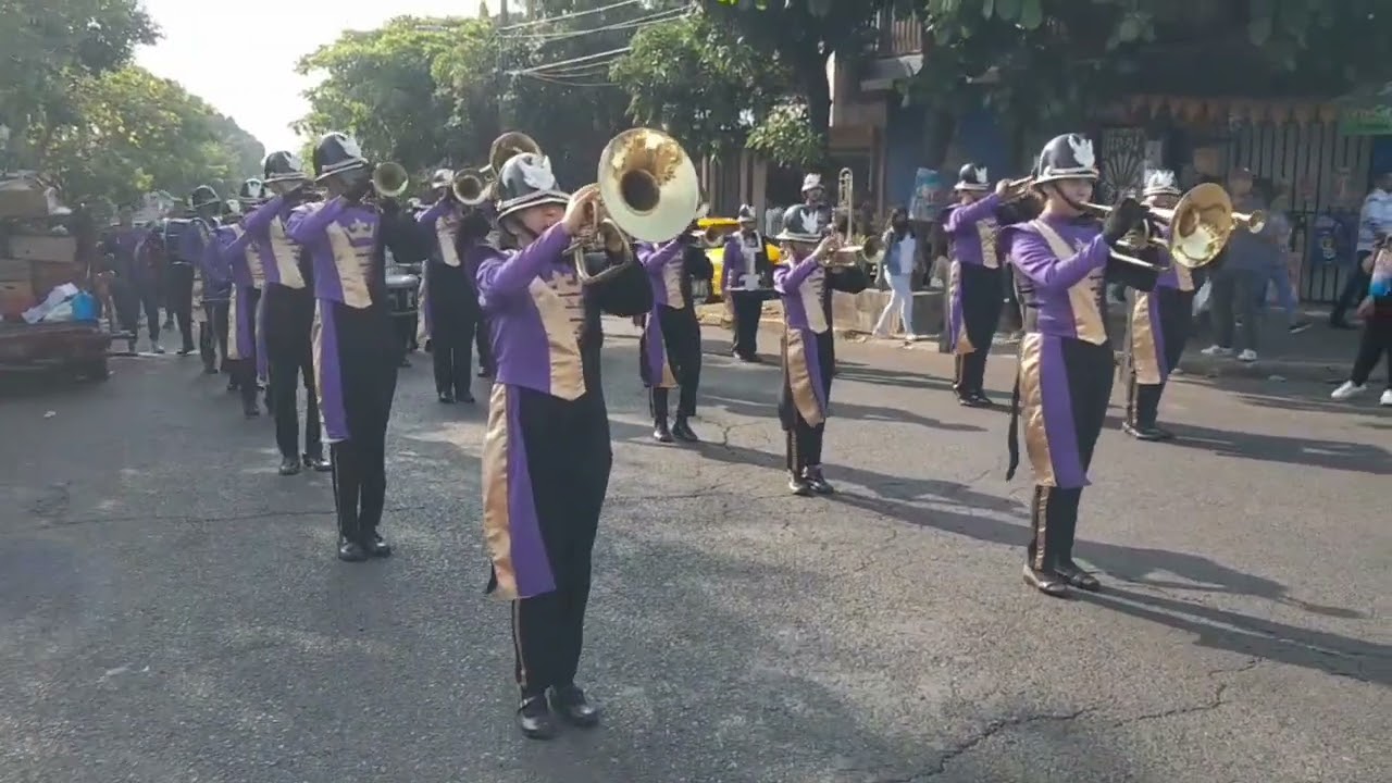 soyapango marching brass en desfile escuela salesiana Maria Auxiliadora