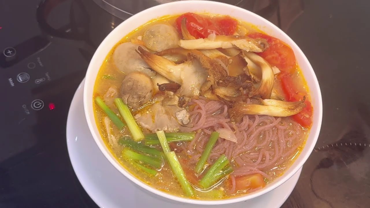 Món Chay Ngon Dễ Làm | Nhanh Và Ngon Tại Nhà Với Bún Nấm Cà Chua Chay 