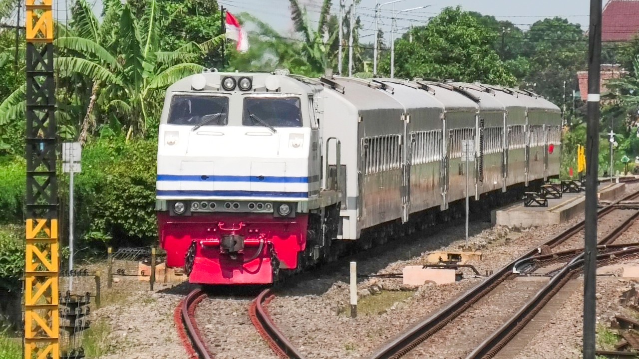 LOKOMOTIF CC 203 LANGKA LIVERY 2 GARIS BIRU JUMBO MOMEN PERSILANGAN KERETA SIANG HARI DI GARUM