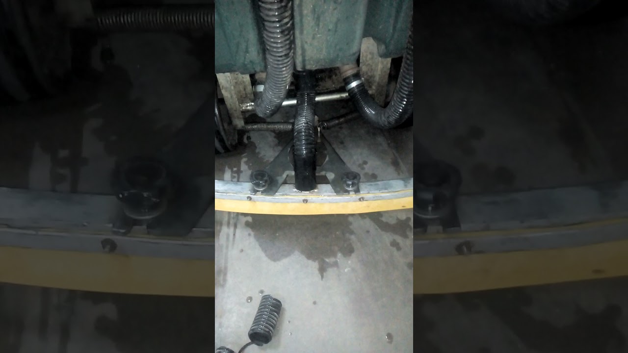 fazendo reparo máquina brava mangueira com problema