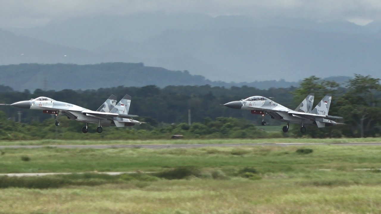 Mantap !!! 2 Pesawat Tempur Sukhoi TNI AU Landing Bersamaan di Bandara Sultan Hasanuddin Makassar
