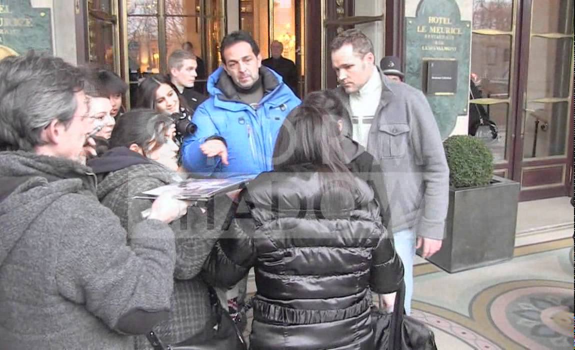Kristen Stewart lunch in Paris between shooting for Vanity Fair