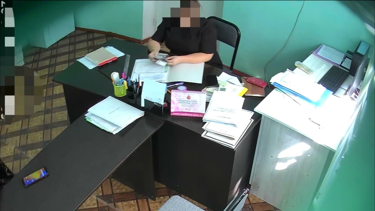 КР УКМК:Системалуу түрдө пара талап кылган Саламаттыкты сактоо министрлигинин бөлүм башчысы кармалды