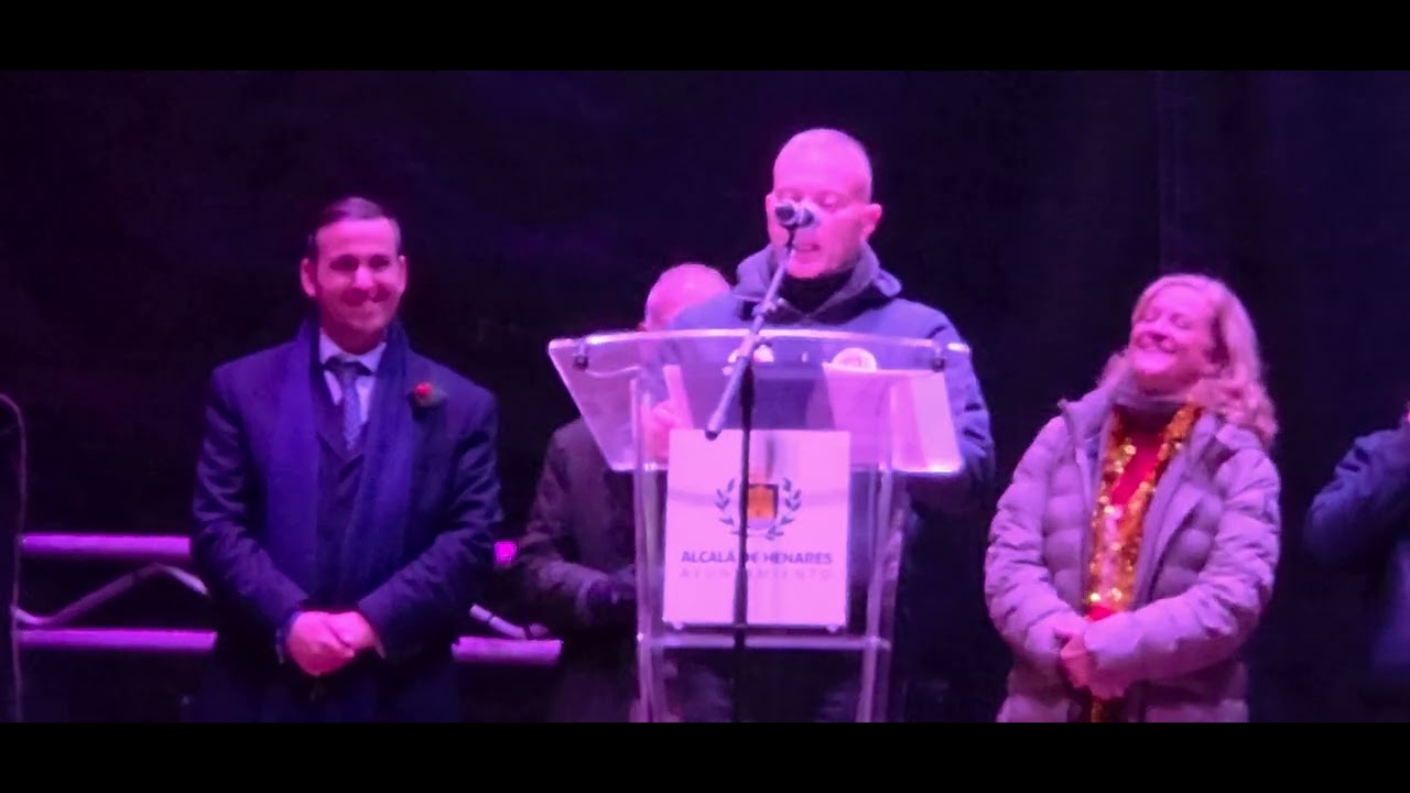 Alcalá de Henares da la bienvenida a la Navidad con el pregón de la Comparsa Gigantes y Cabezudos 
