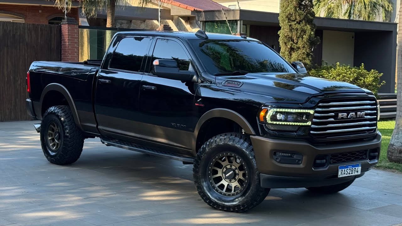 DOSGE RAM 2021 LARAMIE TWO TONE COM PNEU 37, RODA AMERICANA, ESCAPE DIRETO, FAROL ALPHAREX 