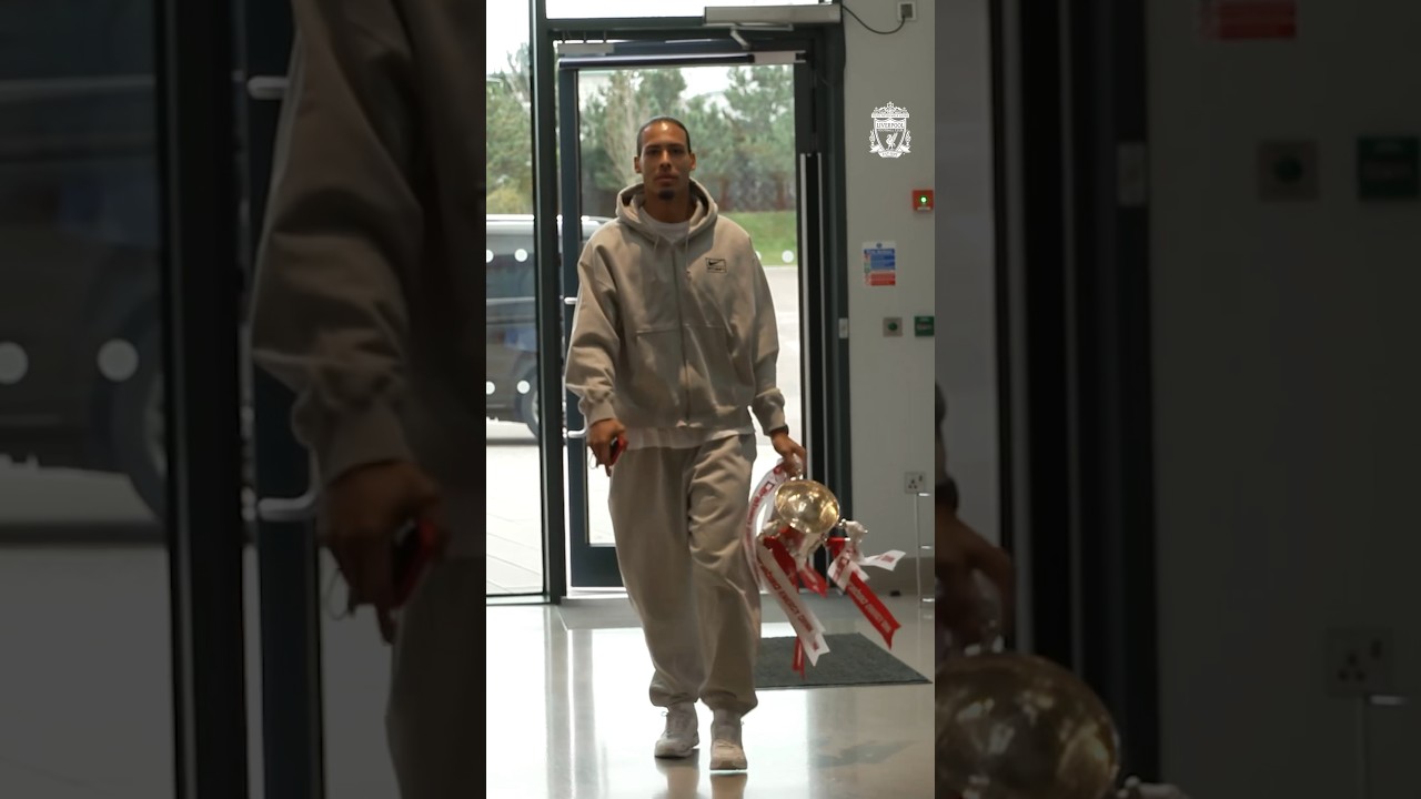 Virgil van Dijk arrives with a new accessory 🏆