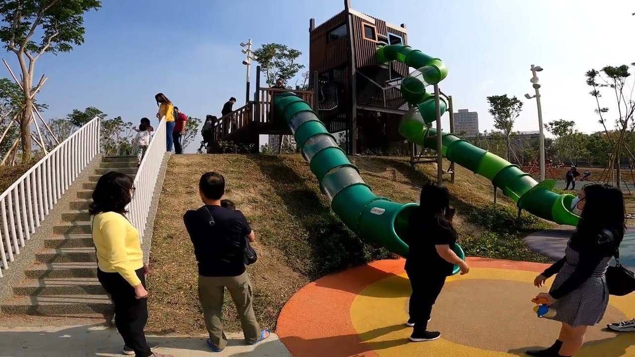 『J Y』奶爸系列之 高雄夢時代旁的新公園地標，時代公園溜小孩放風溜滑梯，盪鞦韆，玩跳跳床。爬上爬下訓練體能，最後是騎平衡車放風箏趣。🌤🚘👀😘👨‍👩‍👧‍👦🥰😎💪👍🇹🇼